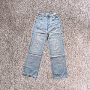 👖 Classic Light Blue Straight-Leg Jeans – Easy to style